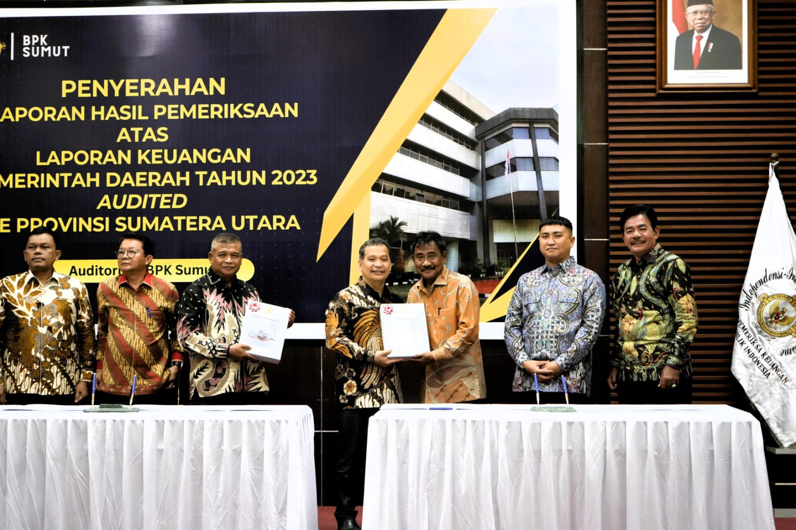 TERIMA: Wali Kota Binjai, H Amir Hamzah (tiga dari kanan) saat menerima Opini WTP dari BPK RI Perwakilan Sumut.Diskominfo Binjai/Sumut Pos.