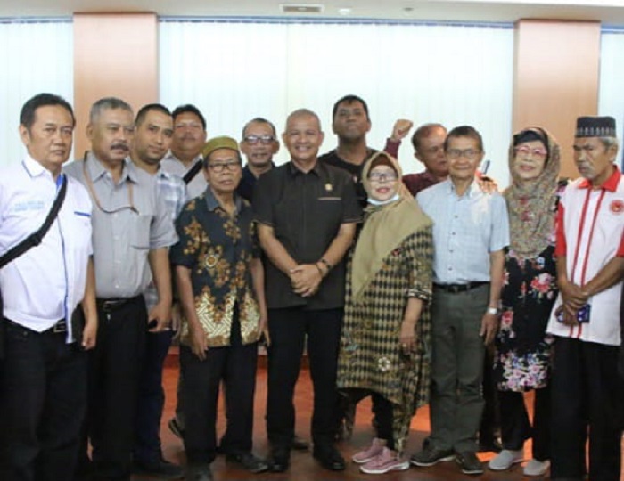 Ketua DPRD Sumut berfoto bersama wartawan DPRD Sumatera Utara, dalam kegiatan temu ramah beberapa waktu lalu.