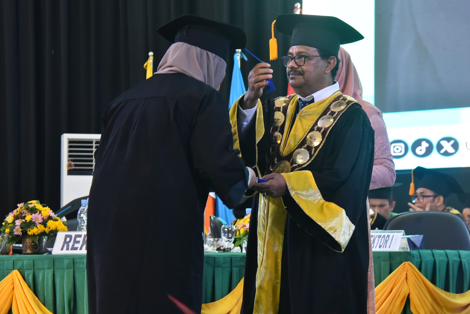 WISUDA: Rektor Unimed, Prof. Baharuddin pimpin wisuda diikuti 777 lulusan di Auditorium Kampus Unimed.(dok Unimed)