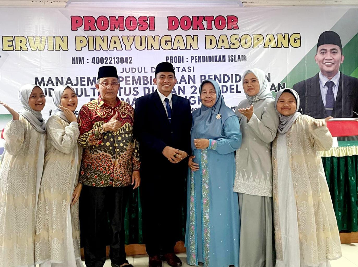 BERSAMA: Kabid Penmad Kemenag Sumut, H Erwin Pinayungan Dasopang, bersama isteri, anak dan kedua orang tuanya usai meraih gelar Doktor, Selasa (29/5).