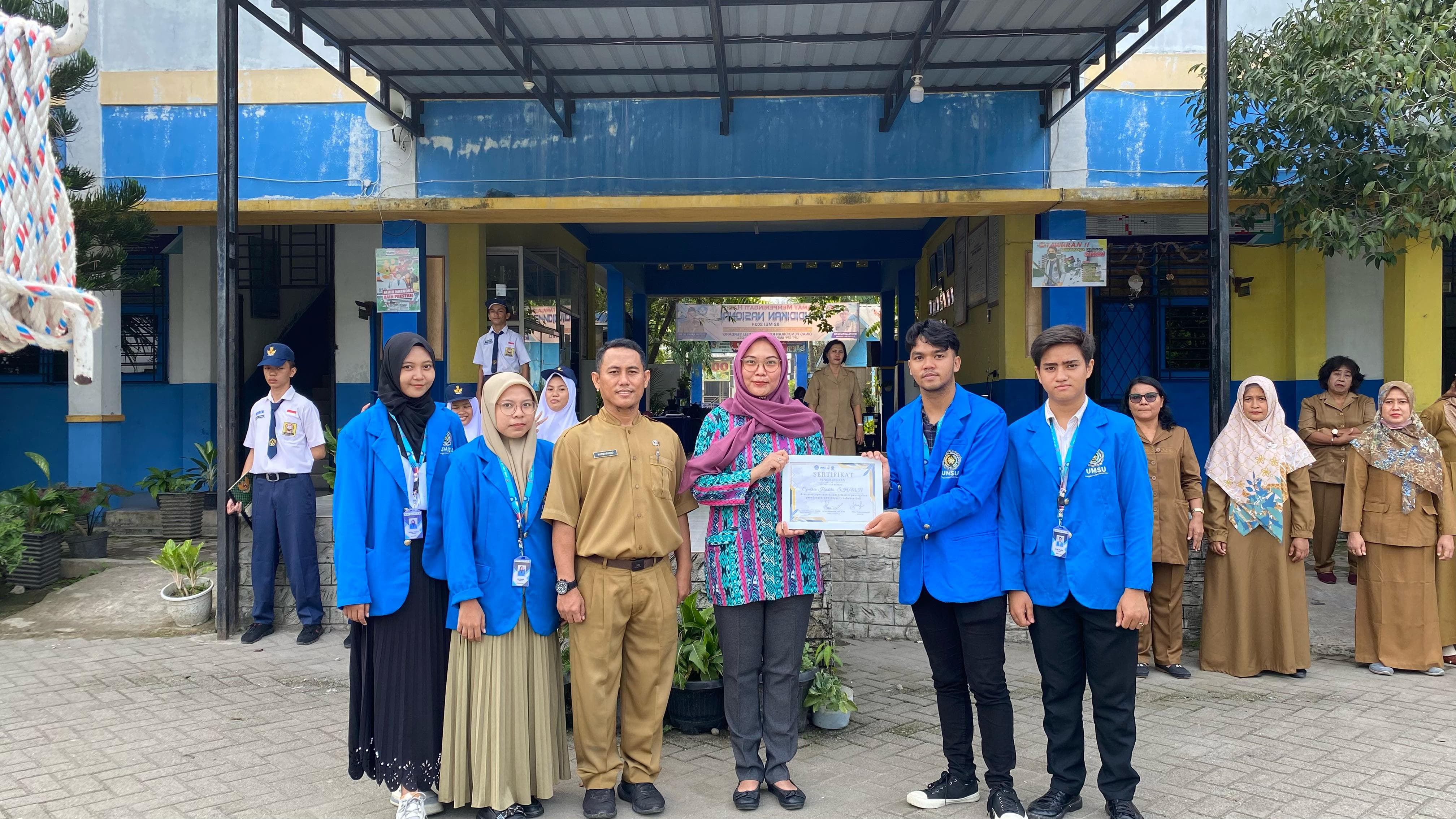 UPACARA: SMP Negeri 1 Labuhan Deli menggelar upacara bendera dengan tema anti-bullying yang digelar di Halaman Sekolah tersebut, Senin (27/5/2024).