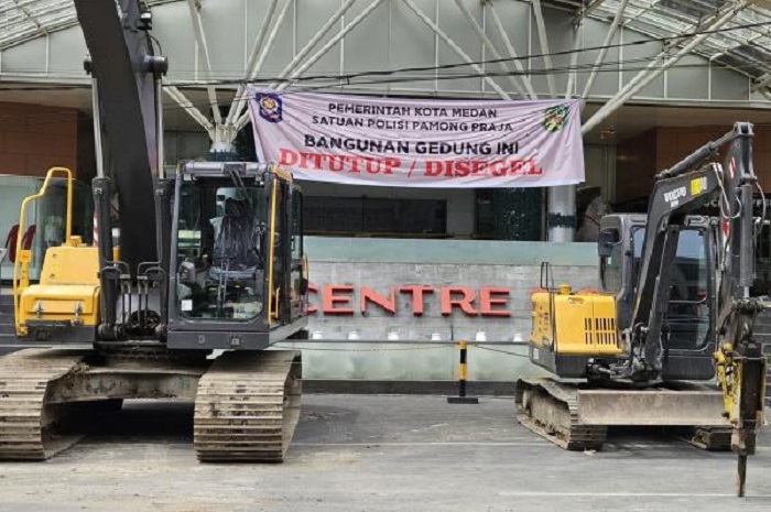 DISIAGAKAN: Alat berat disiagakan di depan mall centre point.