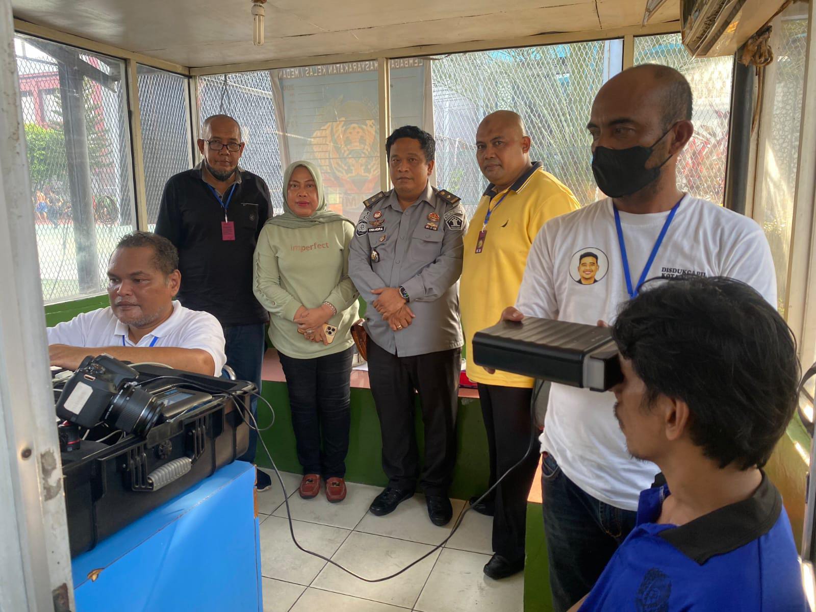 PEREKAMAN: Seorang WBP Lapas Kelas 1 Medan, melakukan perekaman KTP-el, dalam rangka Pilkada 2024. (Humas Lapas/Sumut Pos)