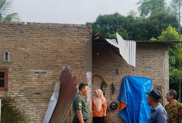 TINJAU: Lurah Tanjung Marulak Hilir, Warni bersama Forkompicam melakukan peninjauan sekaligus pendataan rumah warga yang terdampak angin puting beliung di Kelurahan Tanjung Marulak Hilir Kecamatan