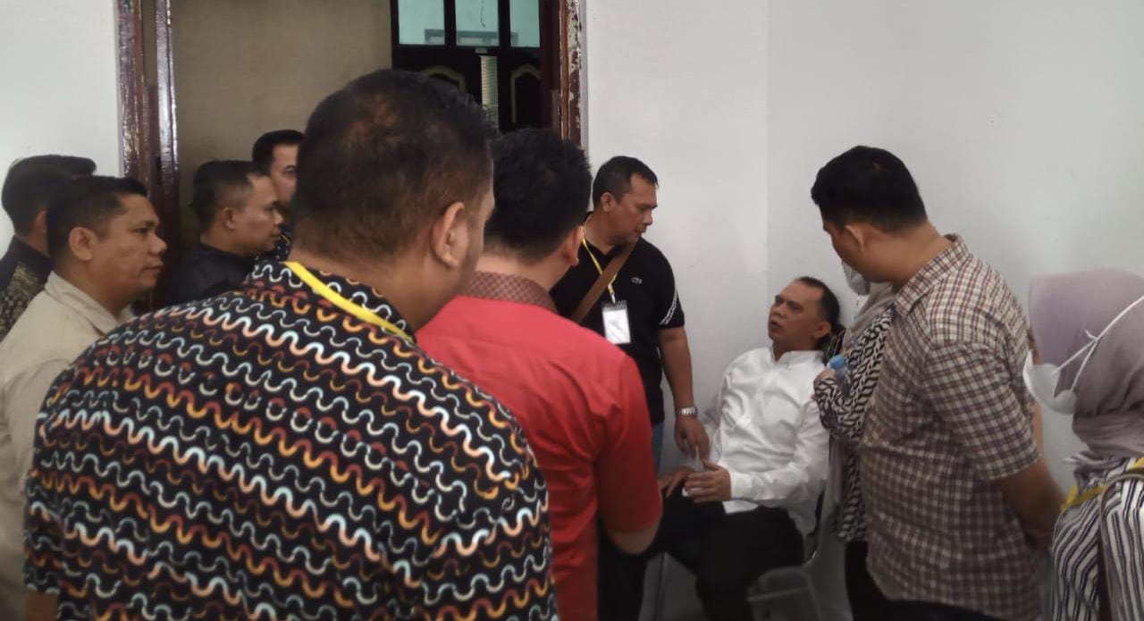 TERDUDUK: Bupati Labuhanbatu nonaktof, Erik Adtrada Ritonga (kemeja putih), terduduk mengalami sesak napas saat diperiksa sebagai saksi, Kamis (30/5).