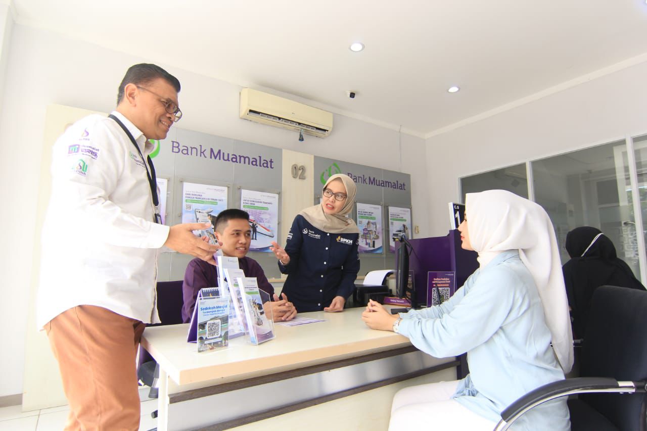 JELASKAN: Regional CEO Jakarta West PT Bank Muamalat Indonesia Tbk Agung Prambudi (kiri) menjelaskan mengenai produk Tabungan iB Hijrah Haji kepada calon nasabah didampingi oleh Branch Manager Kantor