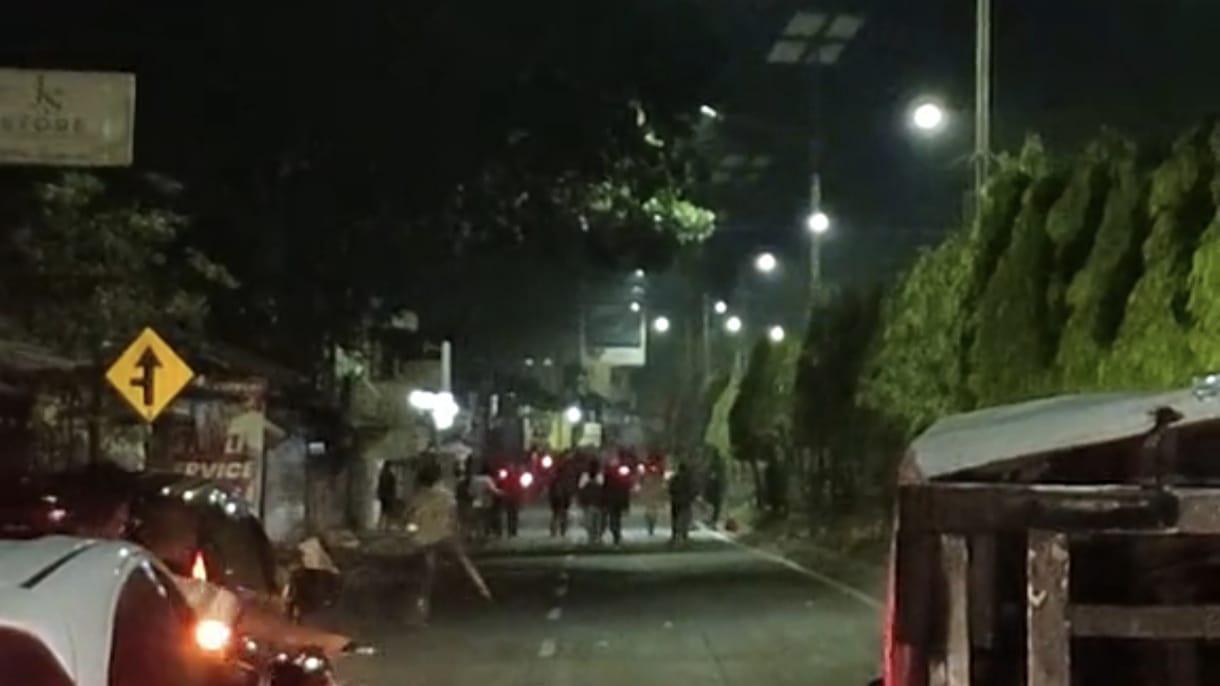 BENTROK: Dua kelompok masyarakat bentrok  di Jalan Soekarno-Hatta Binjai membuat pengendara berhenti menonton aksi tersebut.Masyarakat Binjai/Sumut Pos.
