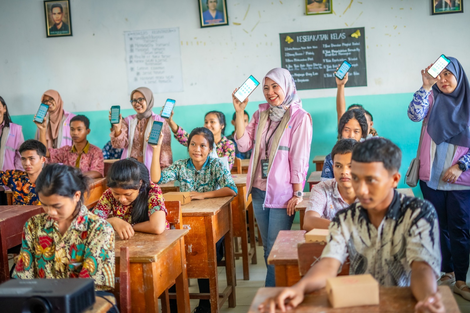 Srikandi PLN UP3 Pematang Siantar juga mengedukasi para siswa SMK Negeri 1 Jorlang Hantaran untuk mendownload dan menggunakan aplikasi PLN Mobile.