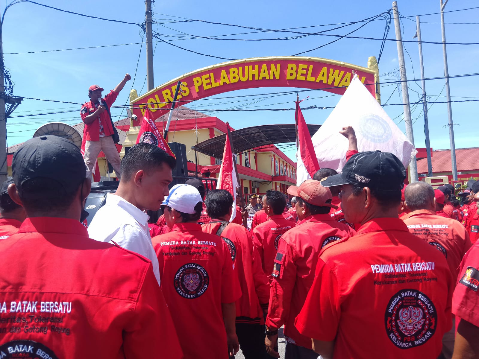 GERUDUK: Ratusan masa dari Persatuan Batak Bersatu (PBB)  geruduk  Mapolres Pelabuhan Belawan, Selasa (4/5/2024).