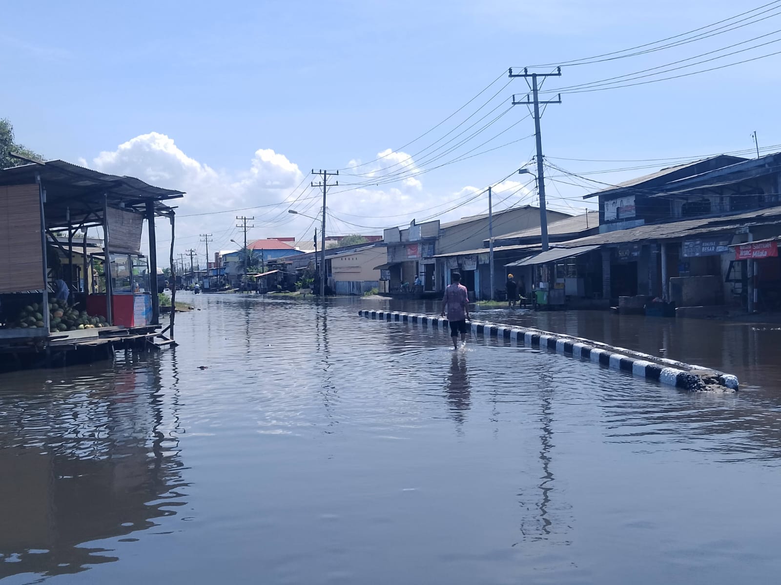 TERENDAM BANJIR: Banjir Rob kembali menerjang wilayah Belawan, kali ini banjir terparah terjadi di Kelurahan Sicanang, Kecamatan Belawan, Selasa (4/6/2024).