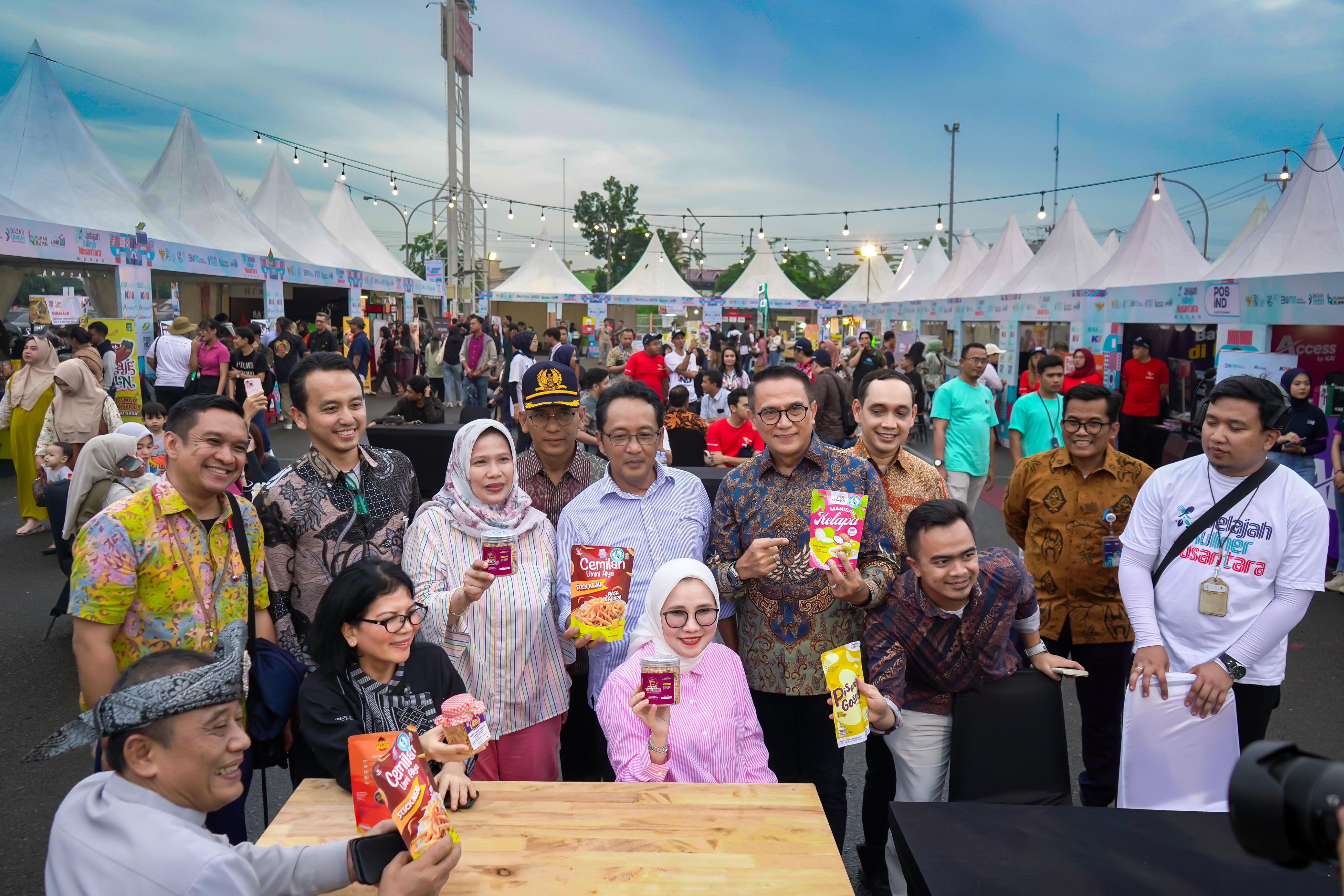 BAZAR: PTPN IV PalmCo bersama Holding PTPN dan BUMN lain menggelar Bazaar Jelajah Kuliner Nusantara di Medan, akhir pekan lalu.