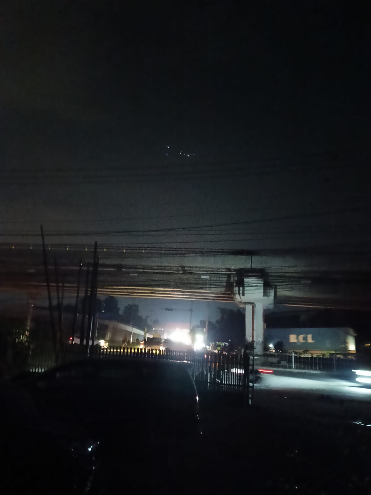 PADAM LISTRIK: Kondisi gelap gulita di depan Tol Amplas akibat padam listrik pada Rabu (5/6/2024).