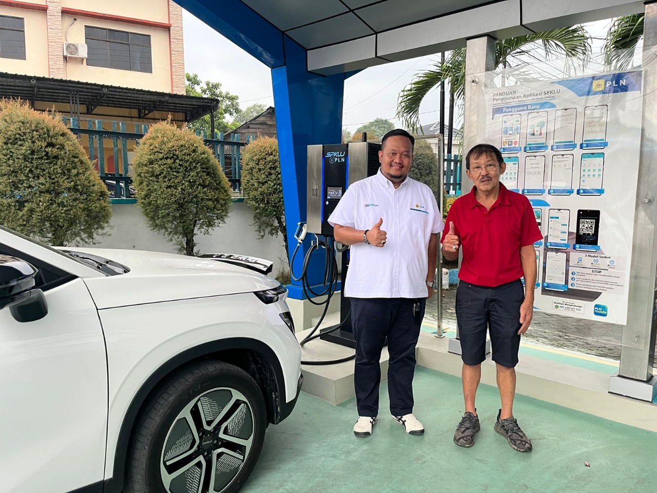 Acen, pemilik kendaraan listrik mengaku puas melakukan pengisian daya di SPKLU PLN UP3 Binjai dengan pelayanan yang baik serta fasilitas yang nyaman selama proses pengisian daya (3/6).