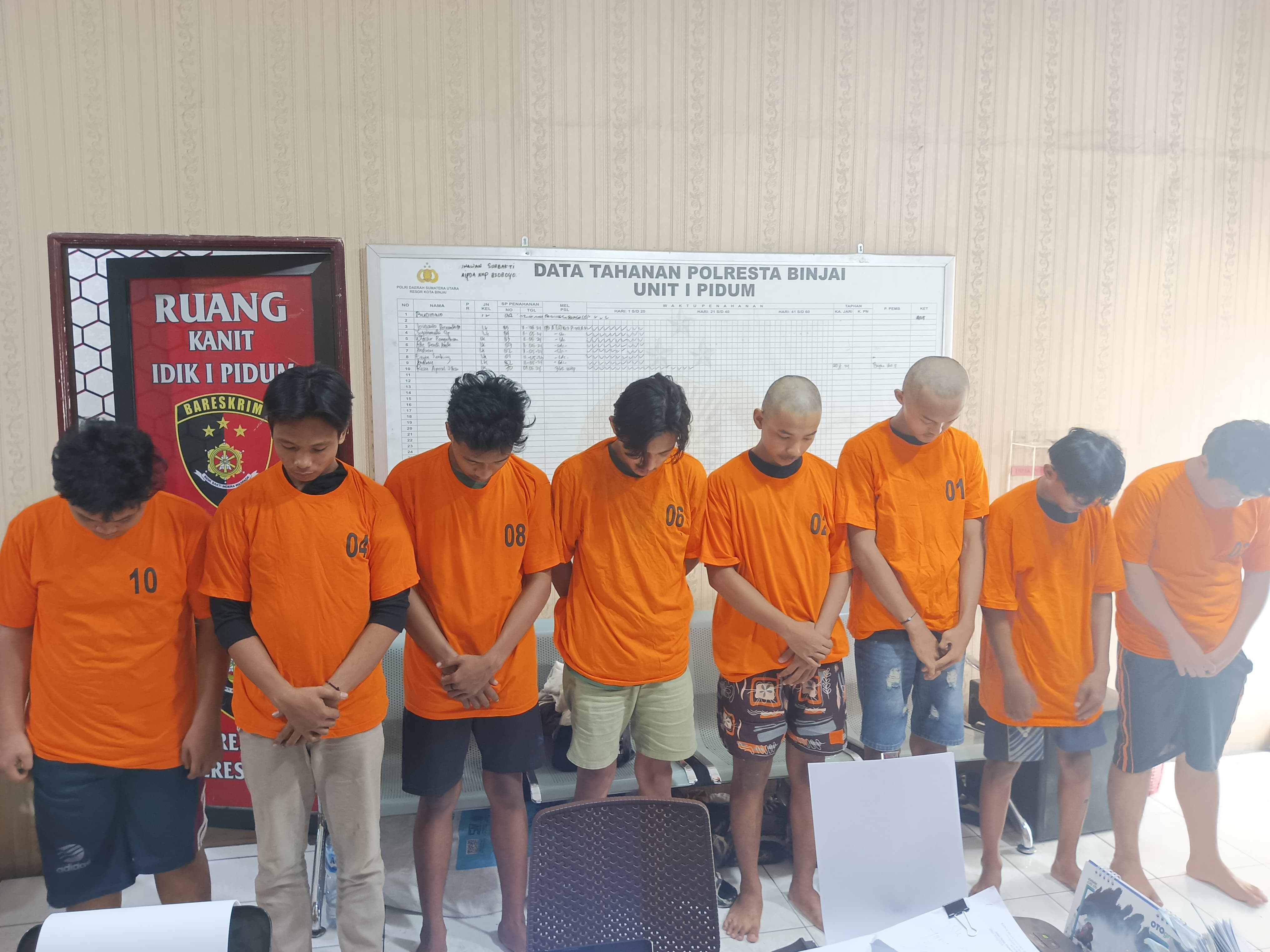 TERSANGKA: Sebanyak 8 tersangka yang diduga masuk dalam keanggotaan gemot diamankan polisi.Satreskrim Polres Binjai/Sumut Pos.