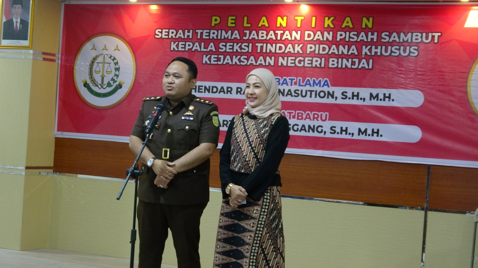 BESERTA: Hendar Rasyid Nasution beserta istri mendapat promosi jabatan sebagai Kasi Pidum Kejari Dumai.Intelijen Kejari Binjai/Sumut Pos.