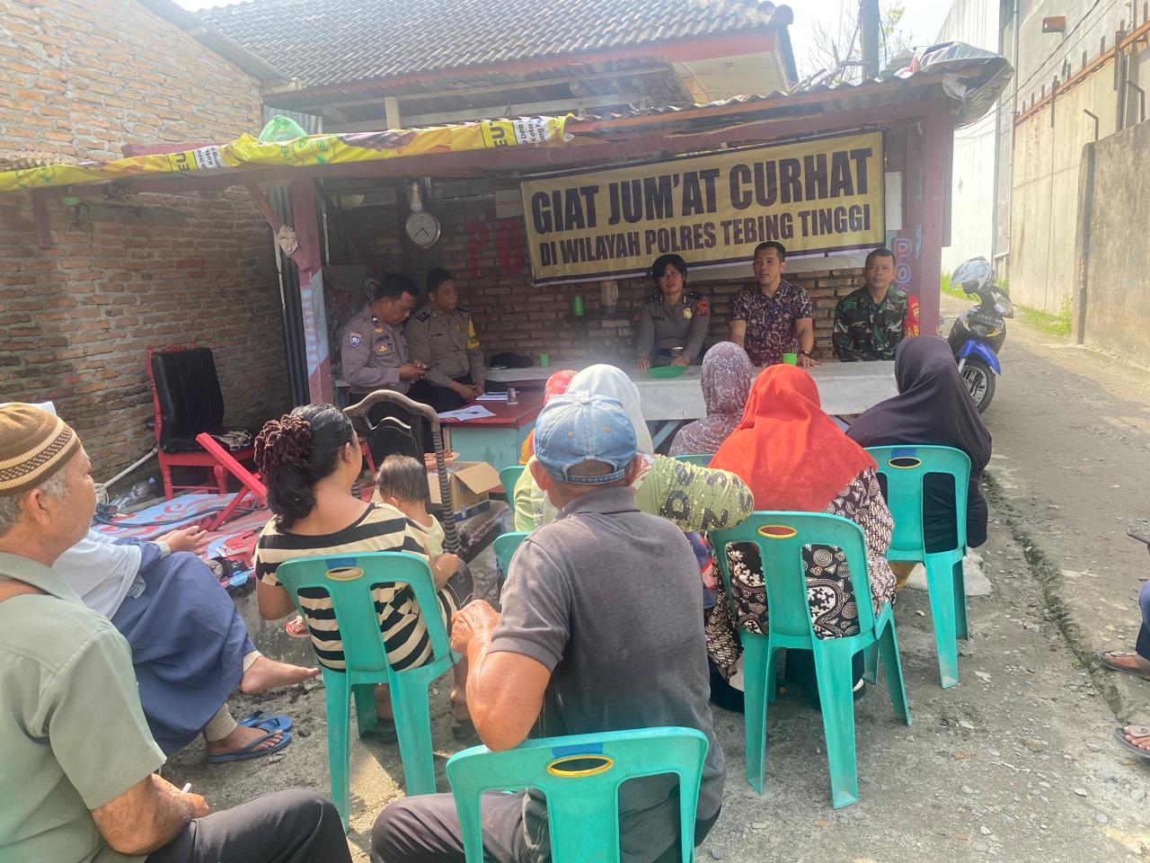 CURHAT: Kasat Binmas Polres Tebingtinggi AKP BSM Tarigan memimpin pelaksanaan kegiatan Jumat Curhat di Kecamatan Padang Hulu Kota Tebingtinggi.