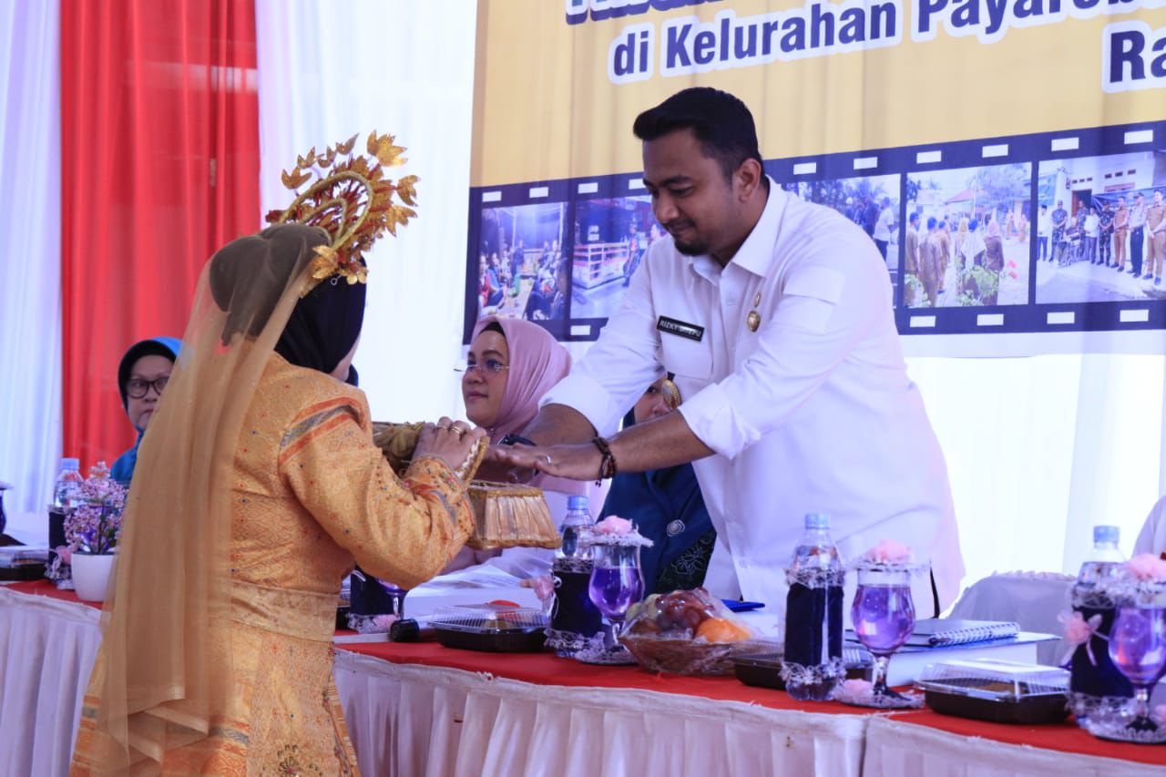 BERSAMA: Wawako Binjai, H Rizky Yunanda Sitepu pada kesempatan bersama Tim Penilai Kelurahan dari Pemprov Sumut.Diskominfo Binjai/Sumut Pos.
