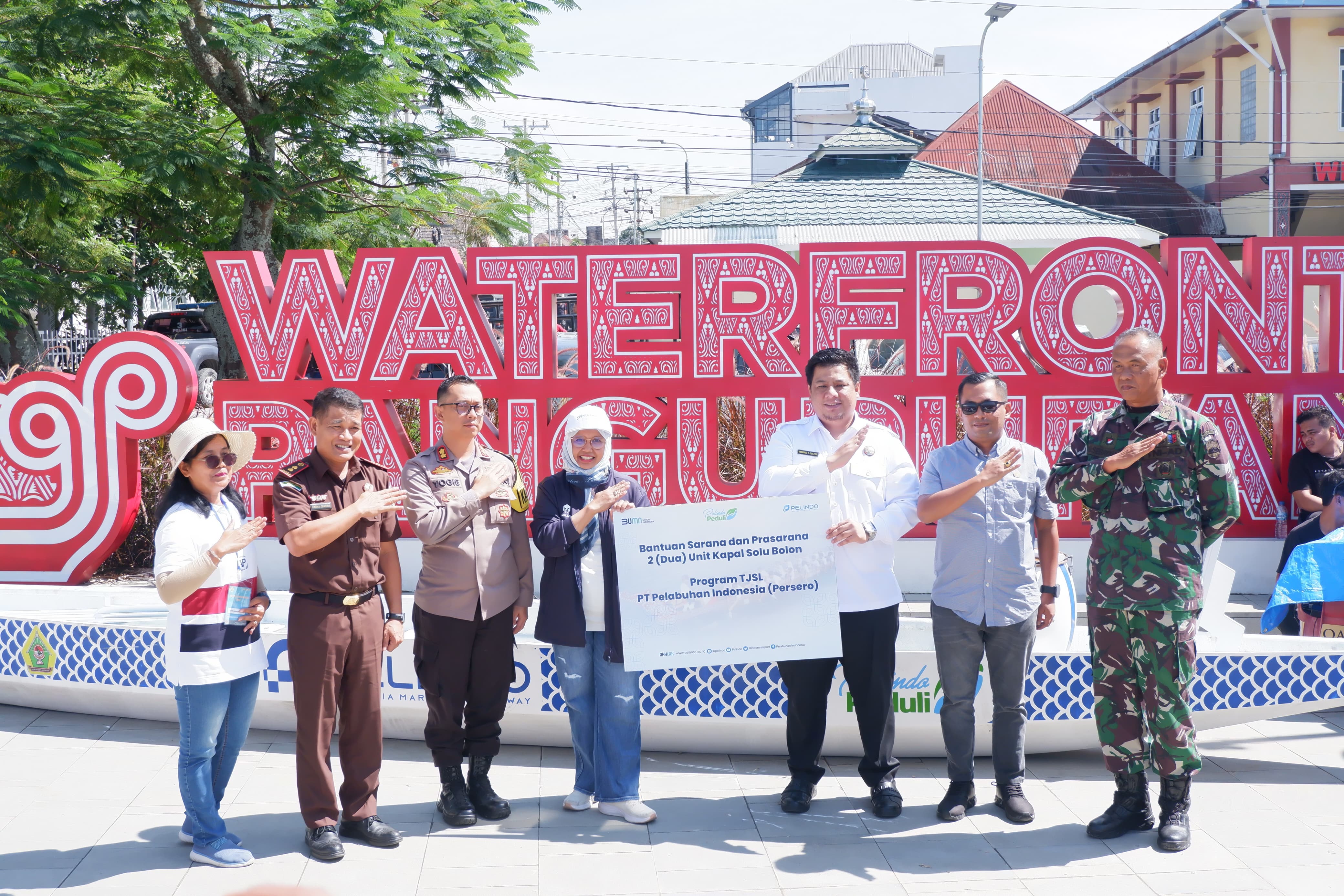 SERAHKAN: PT Pelabuhan Indonesia (Persero), menyerahkan bantuan Tanggung Jawab Sosial dan Lingkungan (TJSL) sarana dan prasarana berupa 1 (satu) unit kapal rakit pengangkut eceng gondok beserta mesin