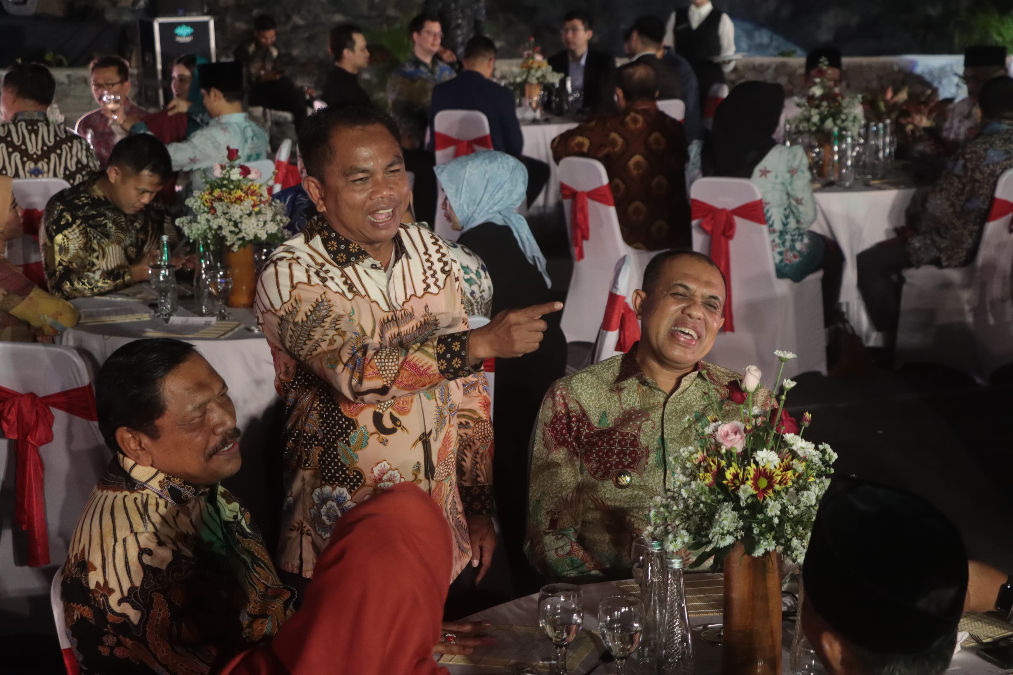 Bupati Sergai H.Darma Wijaya bersama kepala Daerah lainnya saat hadiri acara HUT APKASI. (Fadli )