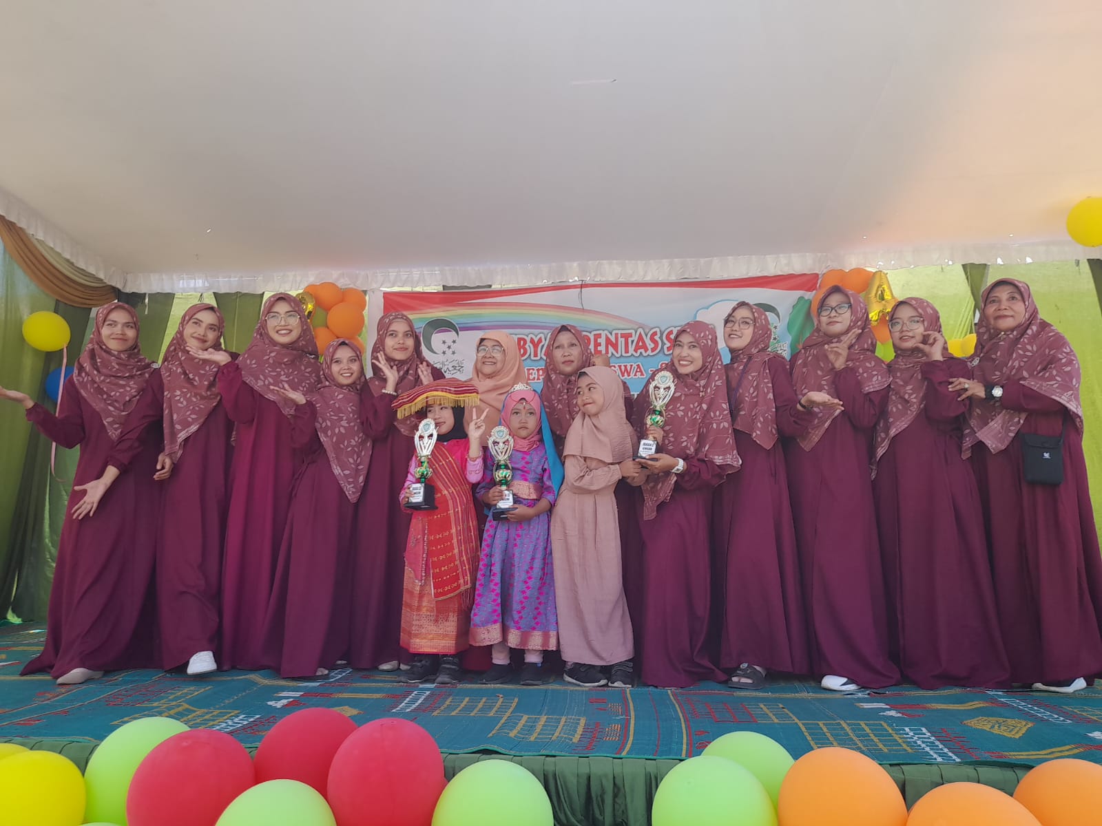 Kepala RA Alwashliyah Kota Pematangsiantar Sri Ningsih didampingi Ketua PD Muslimat Alwashliyah Hj Zubaidah Harahap bersama guru-guru foto bersama dengan tiga siswi terbaik yang menjadi juara umum.