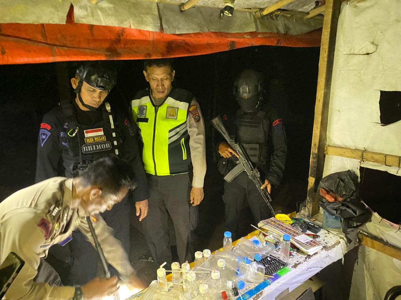 Personil Sat Brimob Polda Sumut saat patroli di wilayah hukum Polsek Medan Sunggal, Sabtu (8/6/2024). (Ist/Sumut Pos)