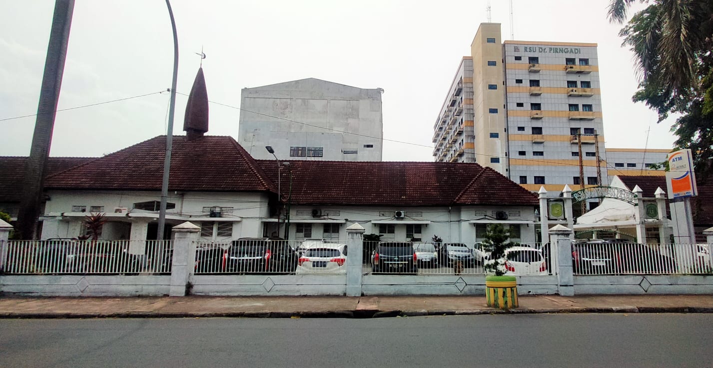 PIRNGADI: Bangunan RSUD Dr Pirngadi Medan tampak dari luar.