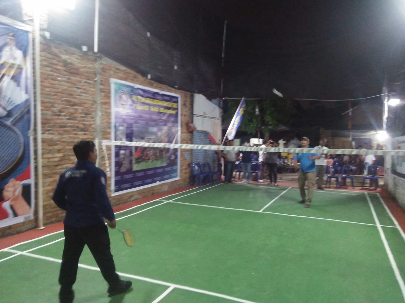 TURNAMEN:  Kades Marindal-ll Jufri Antono bersama Ketua Karang Taruna Sari Sandi membuka turnamen badminton.