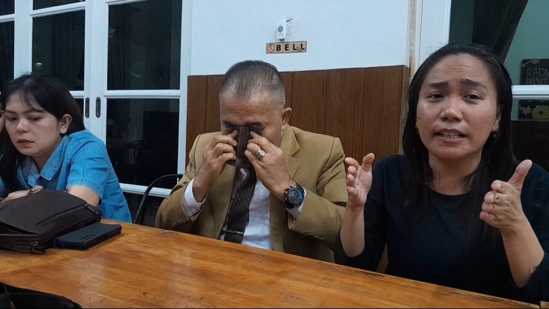 MENANGIS: Pengacara Kondang, Kamaruddin Simanjuntak saat menangis mendengar penuturan kliennya, Dewi Sihite, dalam temu pers, di Jalan Ayahanda Medan, Senin (10/6) malam. Dewi Syahruni Lubis/Sumut Pos