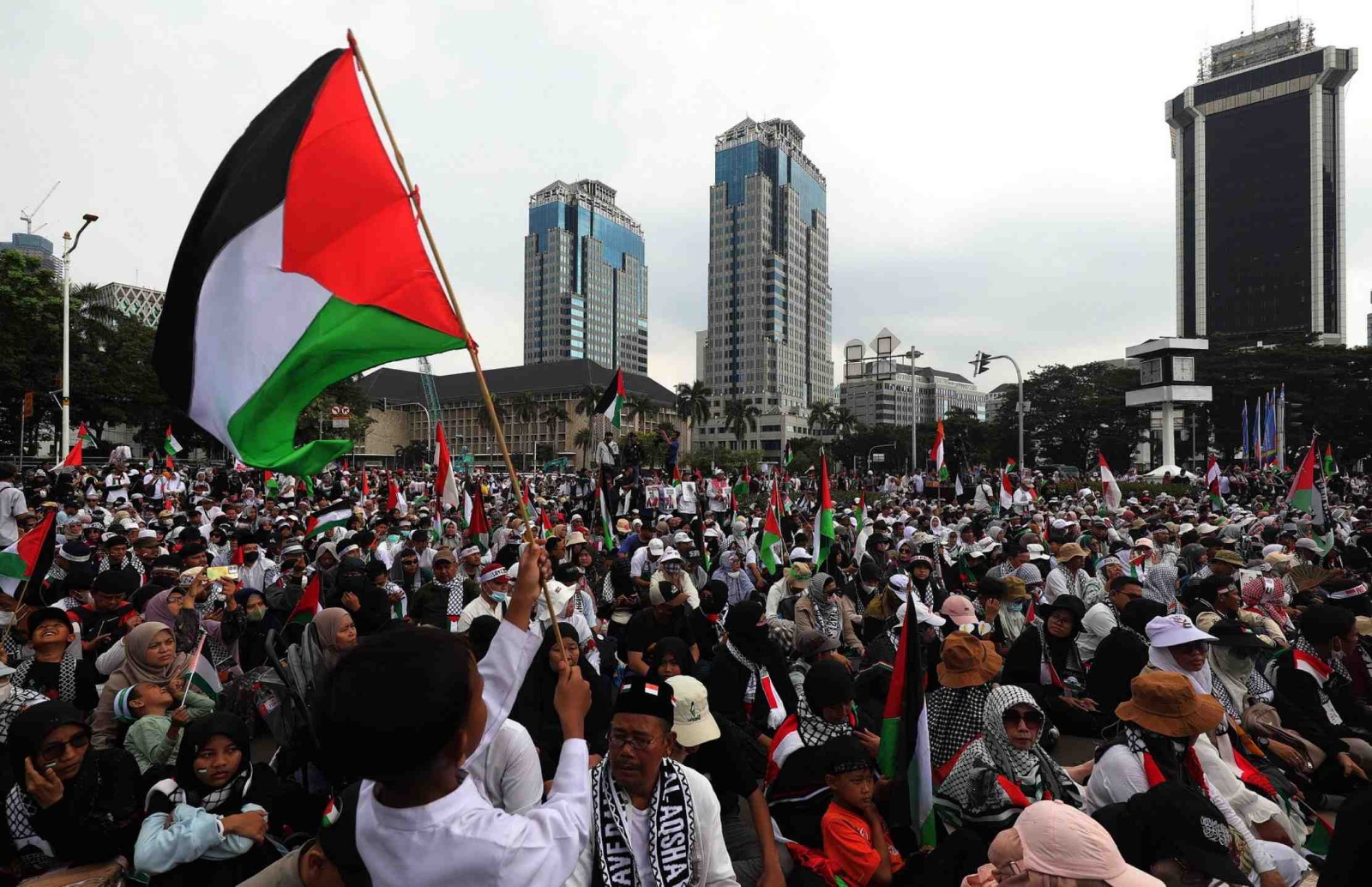 Aksi ribuan massa melakukan Aksi Bermilyar dukungan untuk Gaza dan Palestina di Patung Kuda Monas, Jakarta, Minggu (9/6). Sementara itu, aplikasi pembaca barcode produk tak bisa identifikasi perusahaa