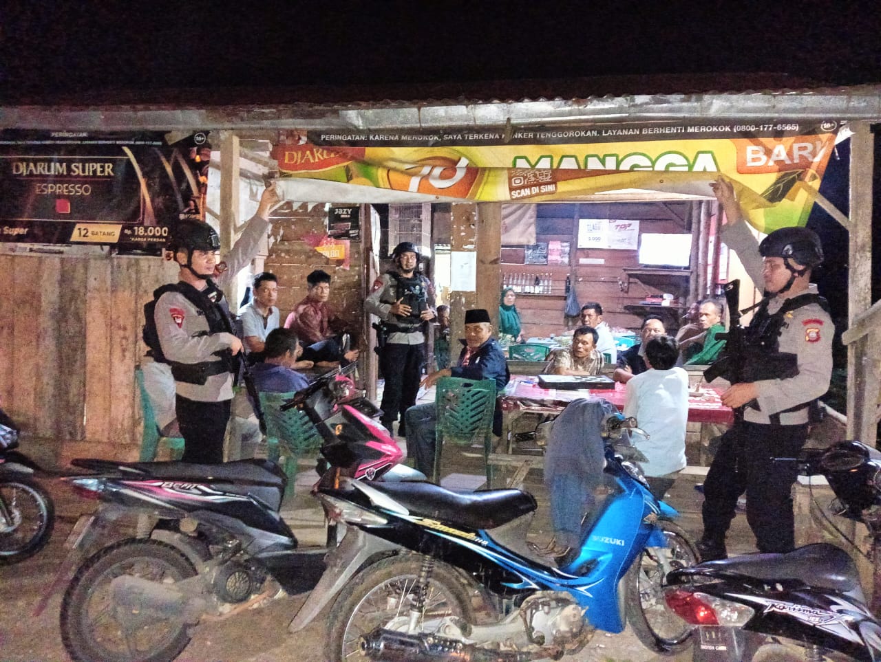 PATROLI: Personel Batalyon C Satuan Brimob Polda Sumatera Utara (Sumut) melaksanakan kegiatan patroli Kamtibmas dengan sasaran Desa Marisi Dusun Janji Raja dan Simpang Palsabolas, Tapanuli Selatan.