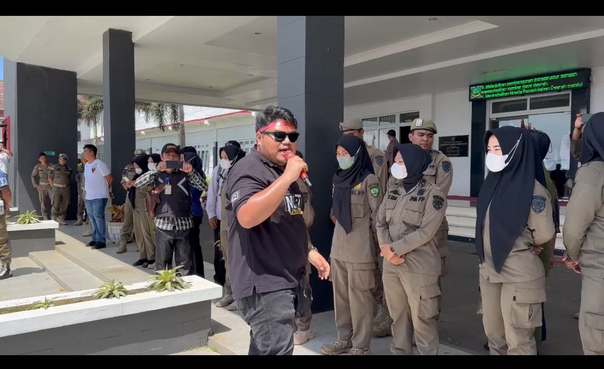 UNJUK RASA: Koordinator Buruh PT Perkebunan Nusantara IV Regional I, Regen Erasi Sitindaon, SH saat unjuk rasa.