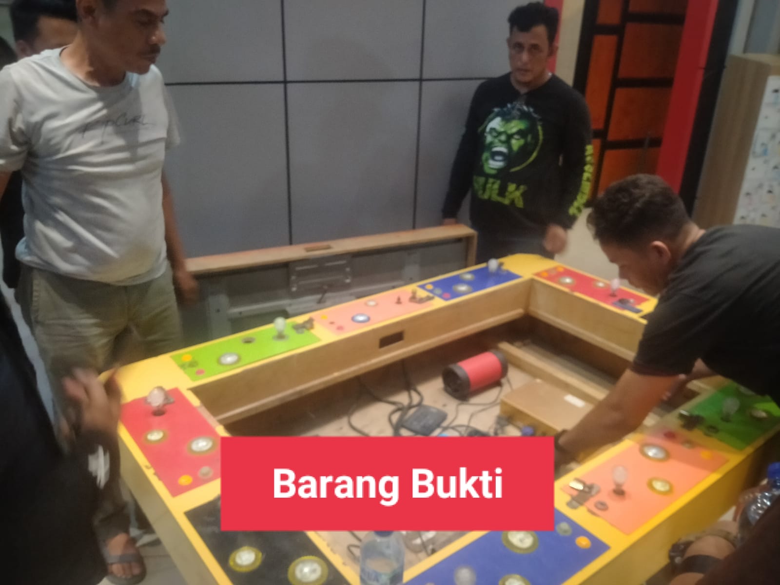DIGEREBEK: Markas judi tembak ikan di Pasar 8 Gambir Tembung digerebek Polrestabes Medan. (Humas Polrestabes/Sumut Pos)