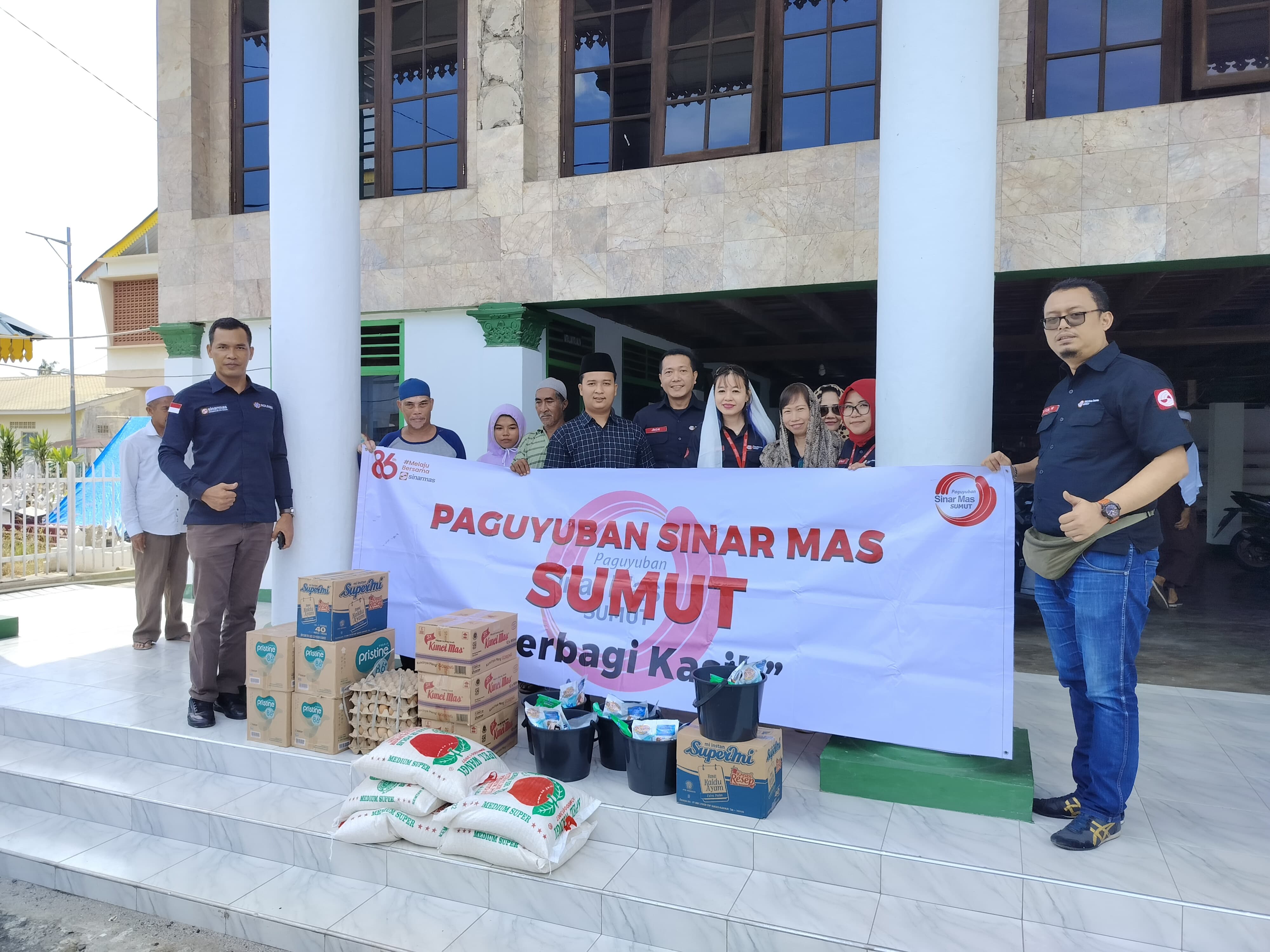 SALURKAN: Paguyuban Sinarmas Sumut saat menyalurkan bantuan ke Perkampungan Babussalam, Desa Besilam, Kecamatan Padangtualang, Langkat