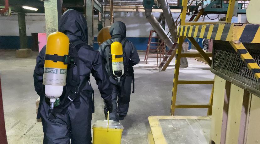 PENGECEKAN: Subden 3 Kimia, Biologi, dan Radioaktif (KBR) Detasemen Gegana Sat Brimob Polda Sumut melakukan pengecekan dan penyelidikan di PT. Central Proteina Prima Tanjung Morawa.
