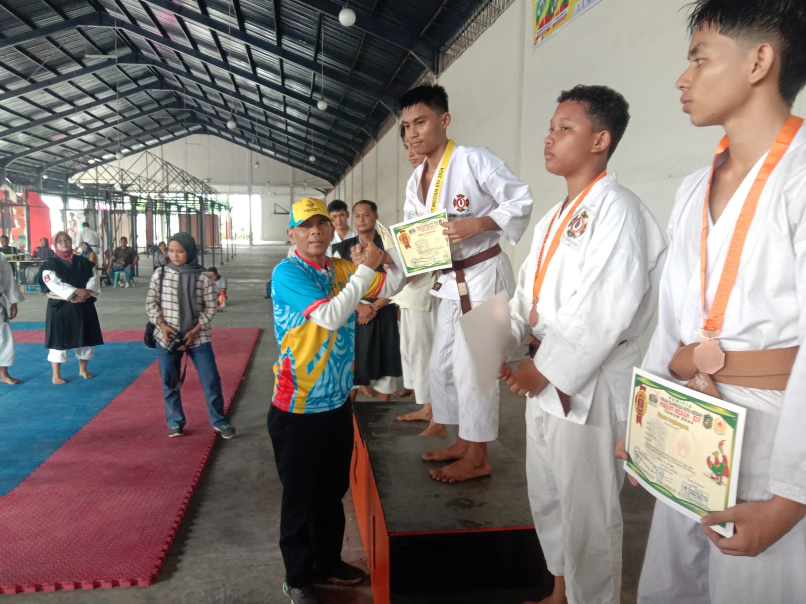 MEDALI: Ketua Umum KONI Kota Medan, Drs Eddy H Sibarani MSi mengalungkan medali cabang kempo Porkot Medan 2024. (dok pribadi)