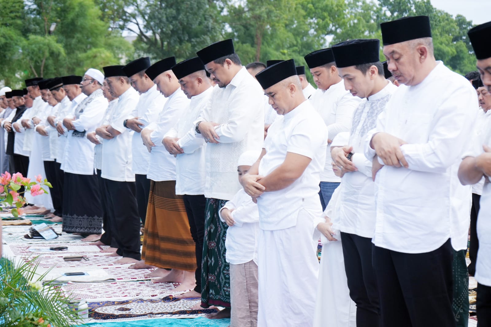 SALAT: Wali Kota Medan, Bobby Nasution bersama dengan keluarga melaksanakan salat Idul Adha 1445H/2024M di lapangan Komplek Taman Setia Budi Indah (Tasbi) I, Jalan Cassia Raya, Kota Medan, Senin (17/6
