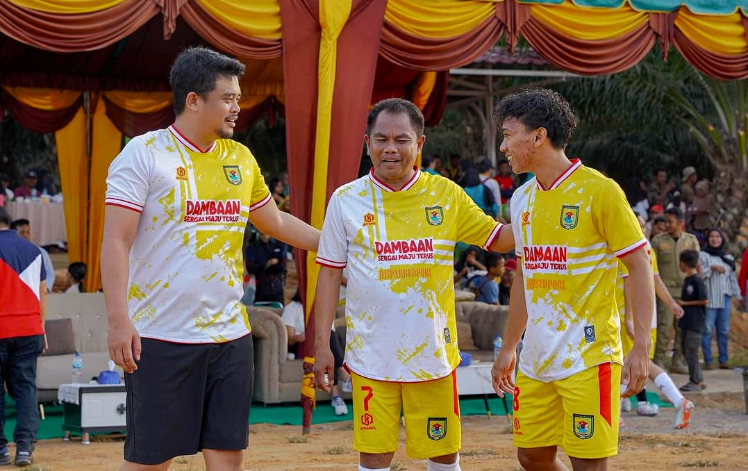 MAIN BOLA: Bobby Nasution dan Dharma Wijaya main bola bareng di Kabupaten Sergai.(Instagram Bobby Nasution)