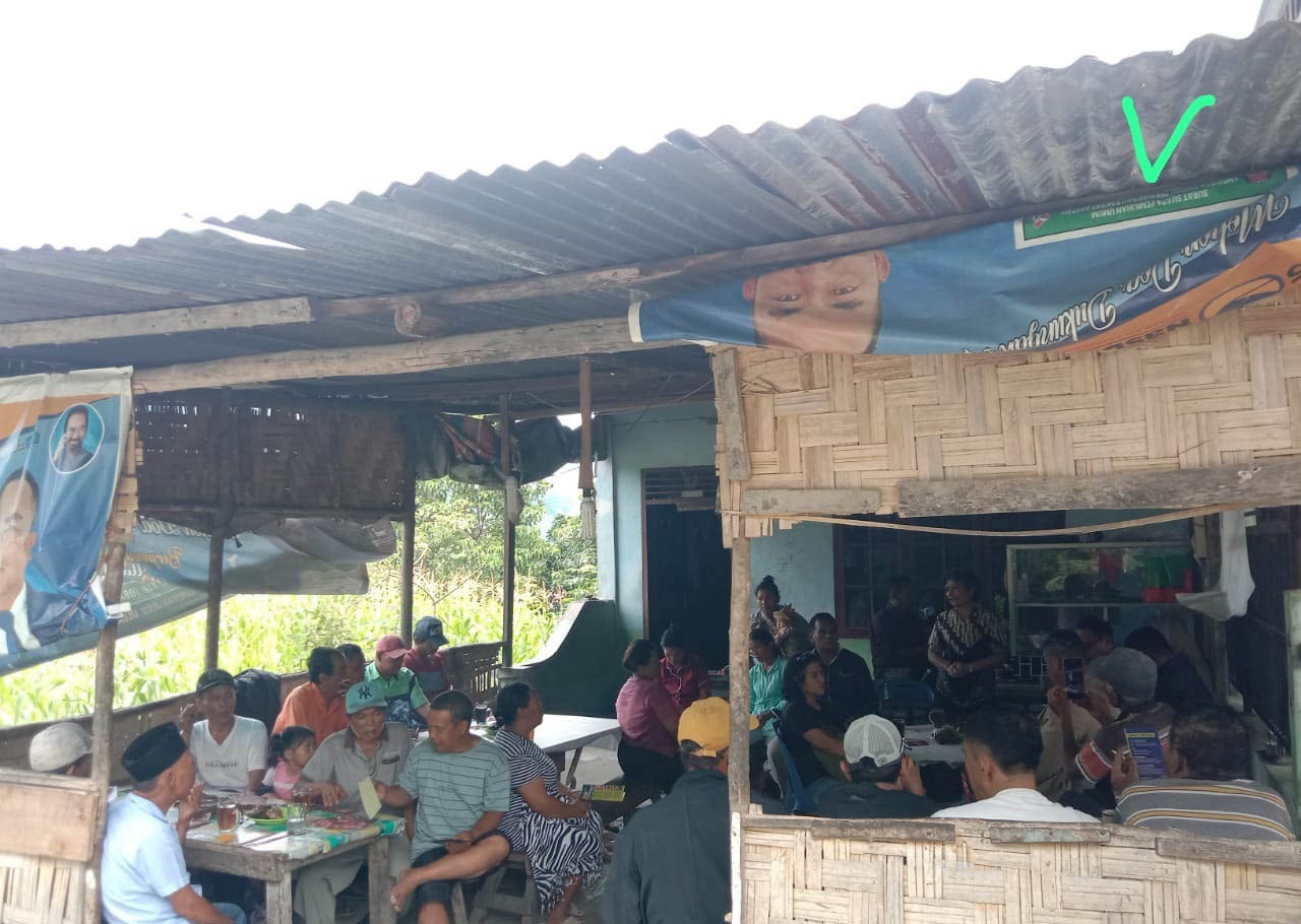 ANTUSIAS: Warga desa di Kecamatan Ajibata antusias menyambut Relawan Nikson Nababan. (dok pribadi)