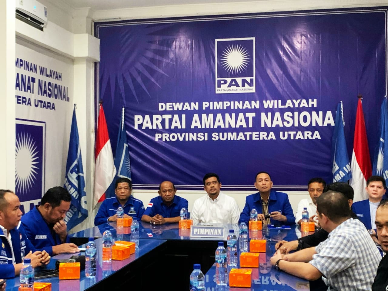 TERIMA: Bobby Nasution saat menerima surat rekomendasi dukungan dari PAN di Kantor DPW PAN Sumut, Kota Medan.(BAGUS SYAHPUTRA/SUMUT POS)