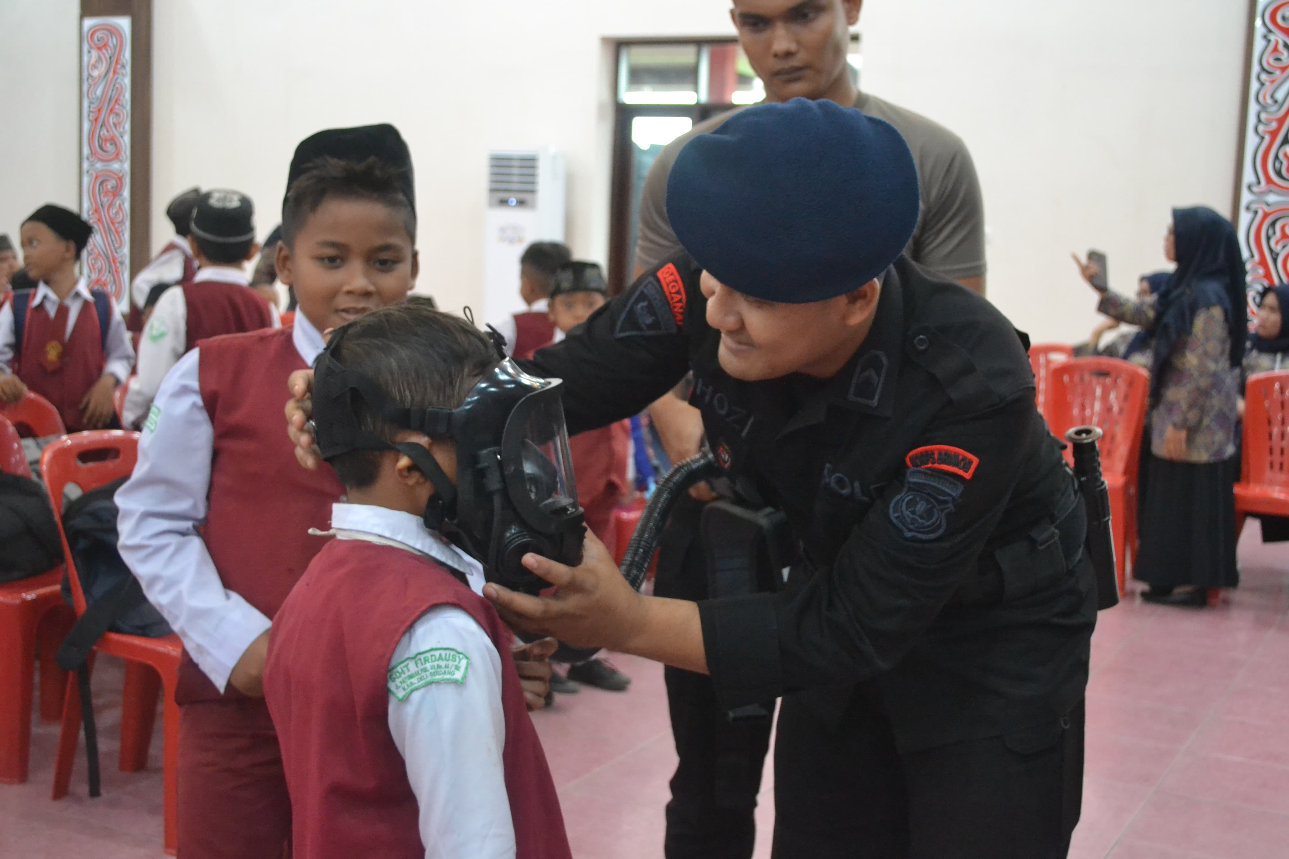 WISATA EDUKASI:  Detasemen Gegana Sat Brimob Polda Sumut mengadakan kegiatan wisata edukasi tentang profesi Korps Brimob Polri untuk siswa-siswi dari Yayasan SD Islam Terpadu Firdausy Patumbak.