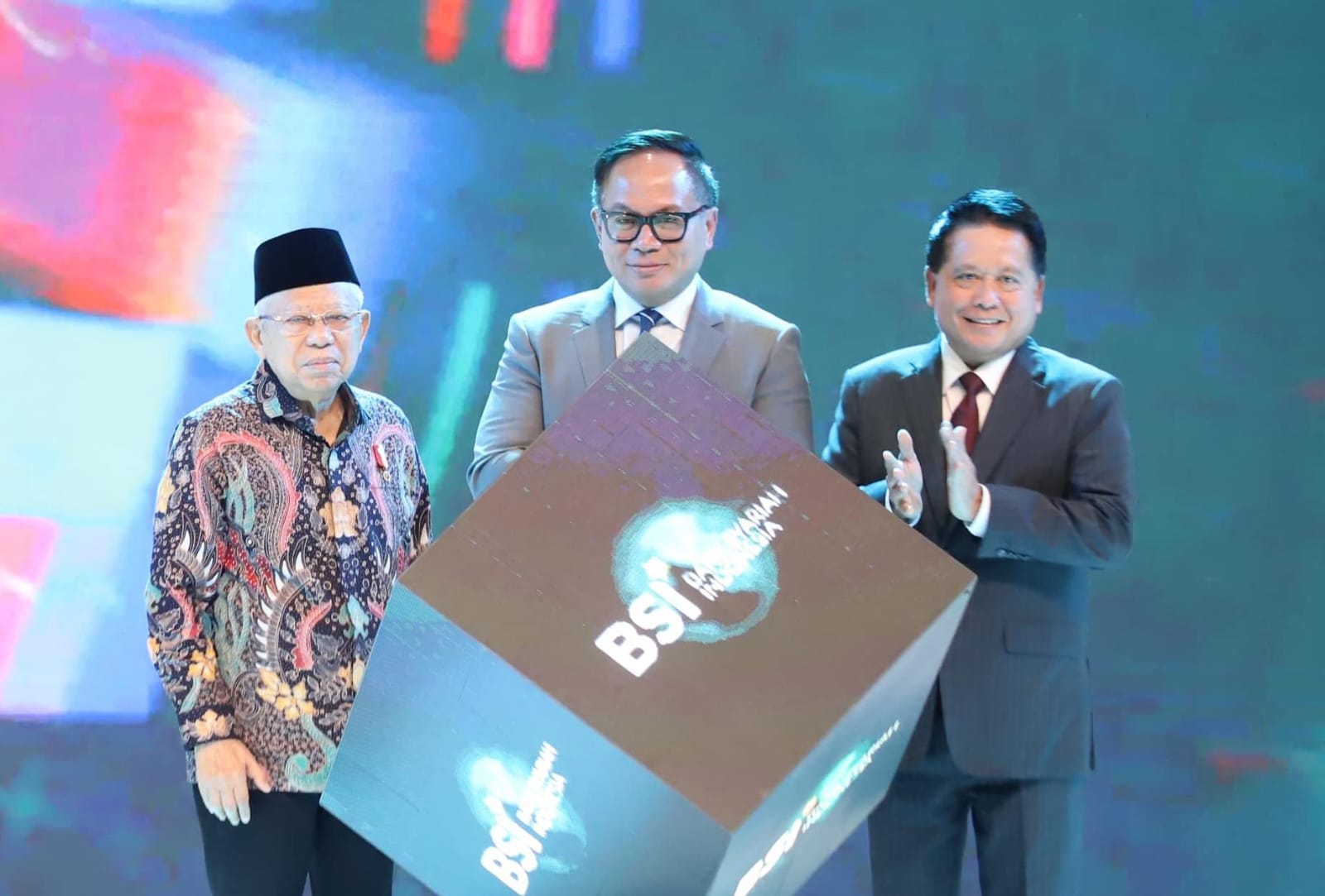 PEMBUKAAN: Direktur Utama BSI Hery Gunardi (kanan) bersama Wakil Presiden RI KH Ma