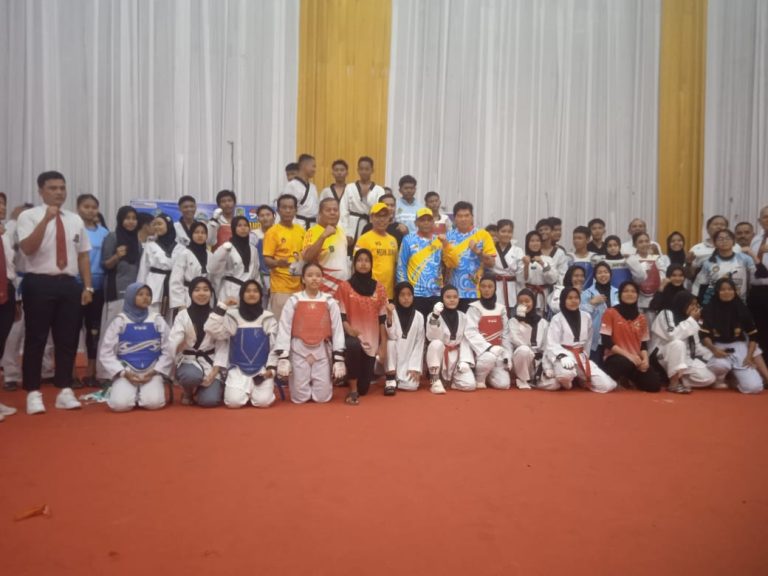 BERSAMA: Ketua Umum KONI Kota Medan Drs Eddy H Sibarani MSI bersama atlet taekwondo peraih medali Porkot Medan 2024. (dok pribadi)