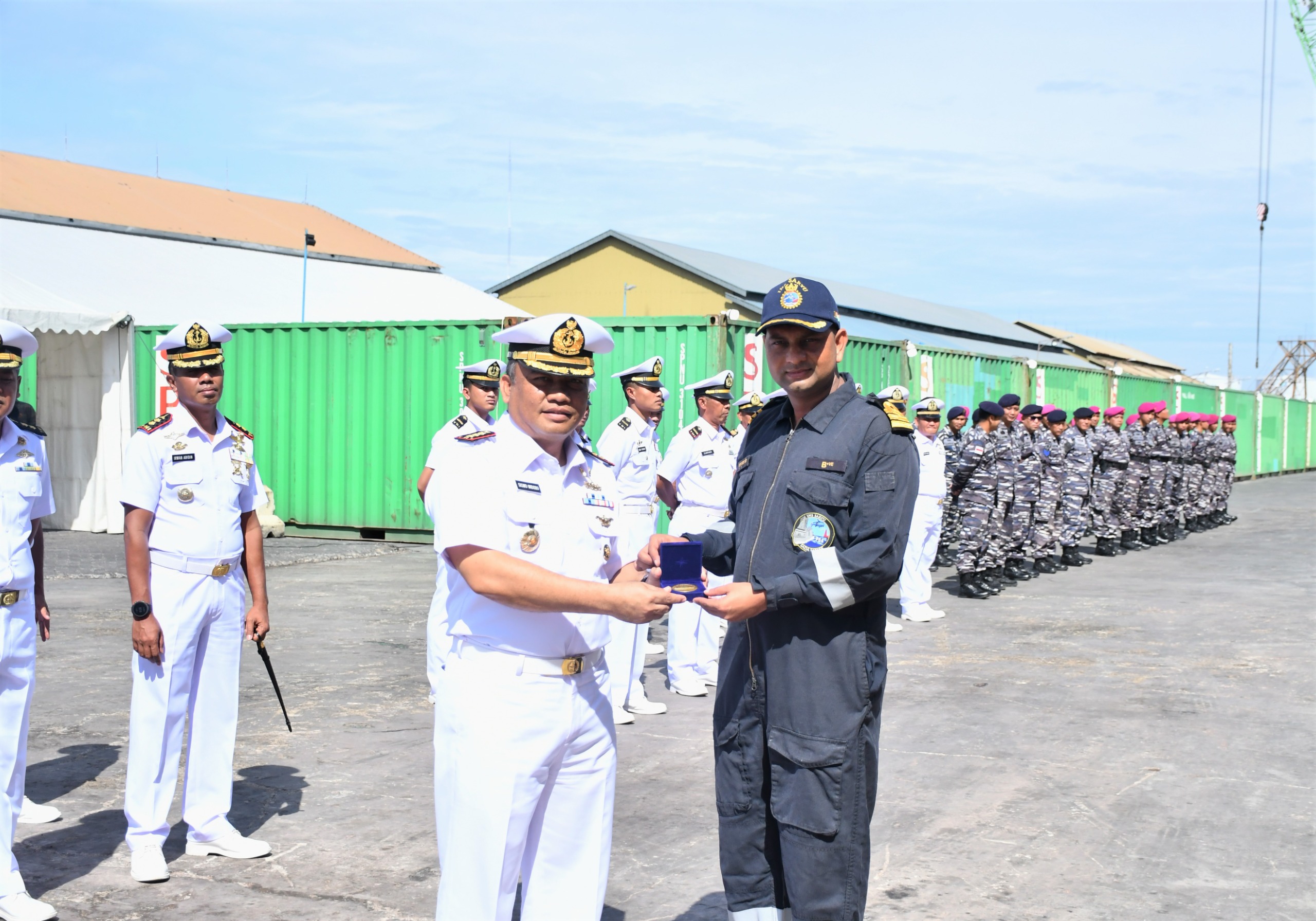 KEBERANGKATAN: TNI AL Belawan, Wakil Komandan (Wadan) Lantamal I, Kolonel Laut (P) Siswo Widodo, S.T., melepas keberangkatan Kapal Perang Angkatan Laut India, INS Saryu P54.