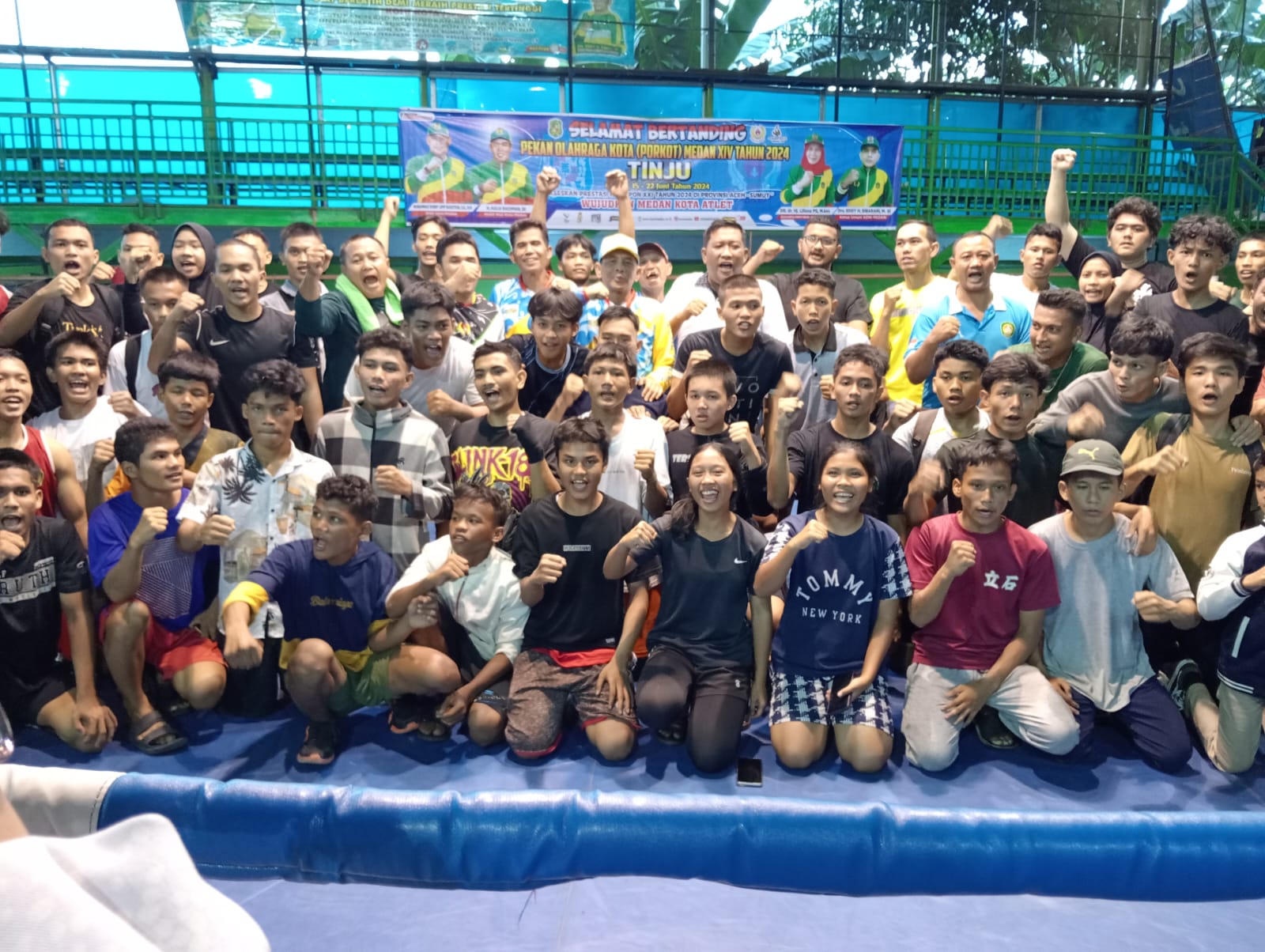 BERSAMA: Ketua Umum KONI Kota Medan Drs Eddy H Sibarani bersama petinju peserta Porkot Medan 2024. (dok pribadi)