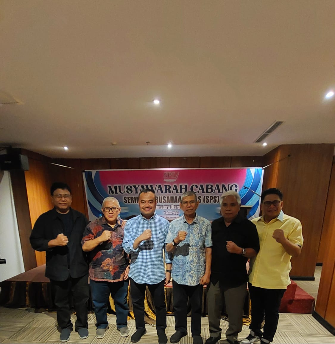 Farianda Putra Sinik (empat dari kanan) kembali terpilih sebagai Ketua SPS Sumut Periode 2024-2028.