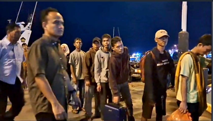 AMANKAN: Petugas gabungan saat mengamankan kasus PMI ilegal.