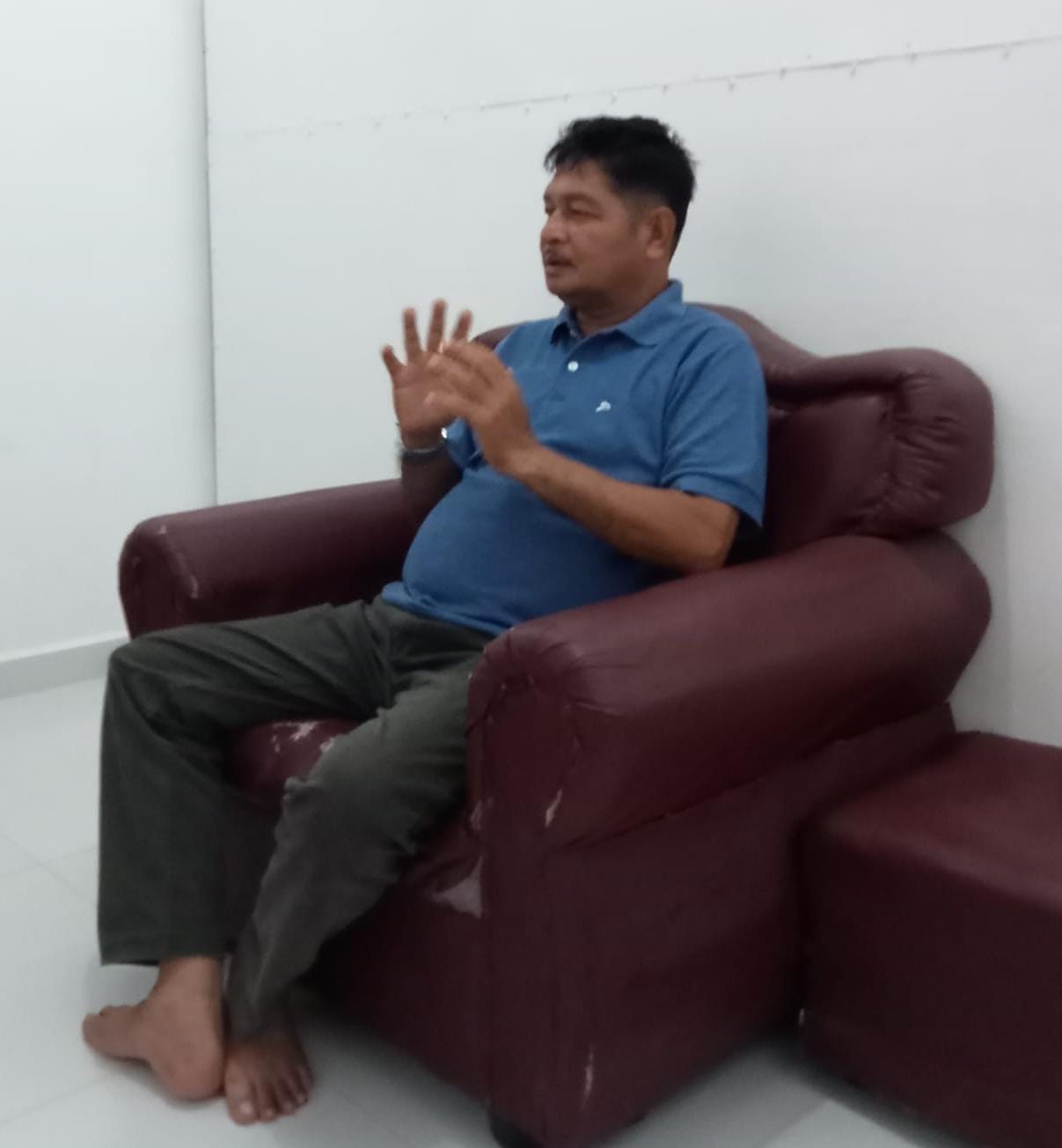 Kades Gambuslaut Zaharuddin saat diwawancara wartawan di kediamannya.