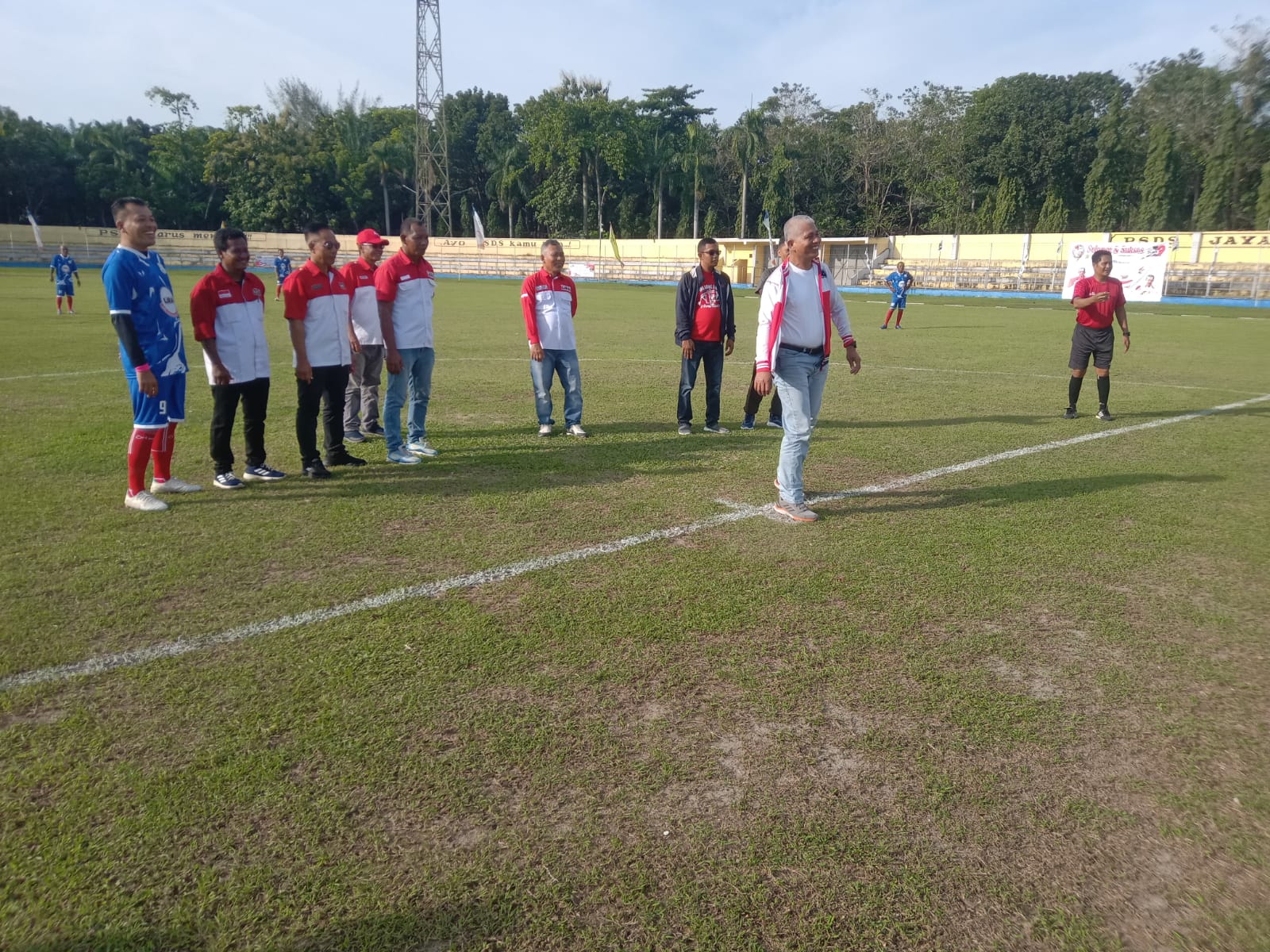 TENDANG: Gubernur LIRA Sumut, Saman Lubis saat menendang ditengah lapangan tanda diresmikannya turnamen sepak bola U 50 Cup I Lira Deli Serdang. (Fad )