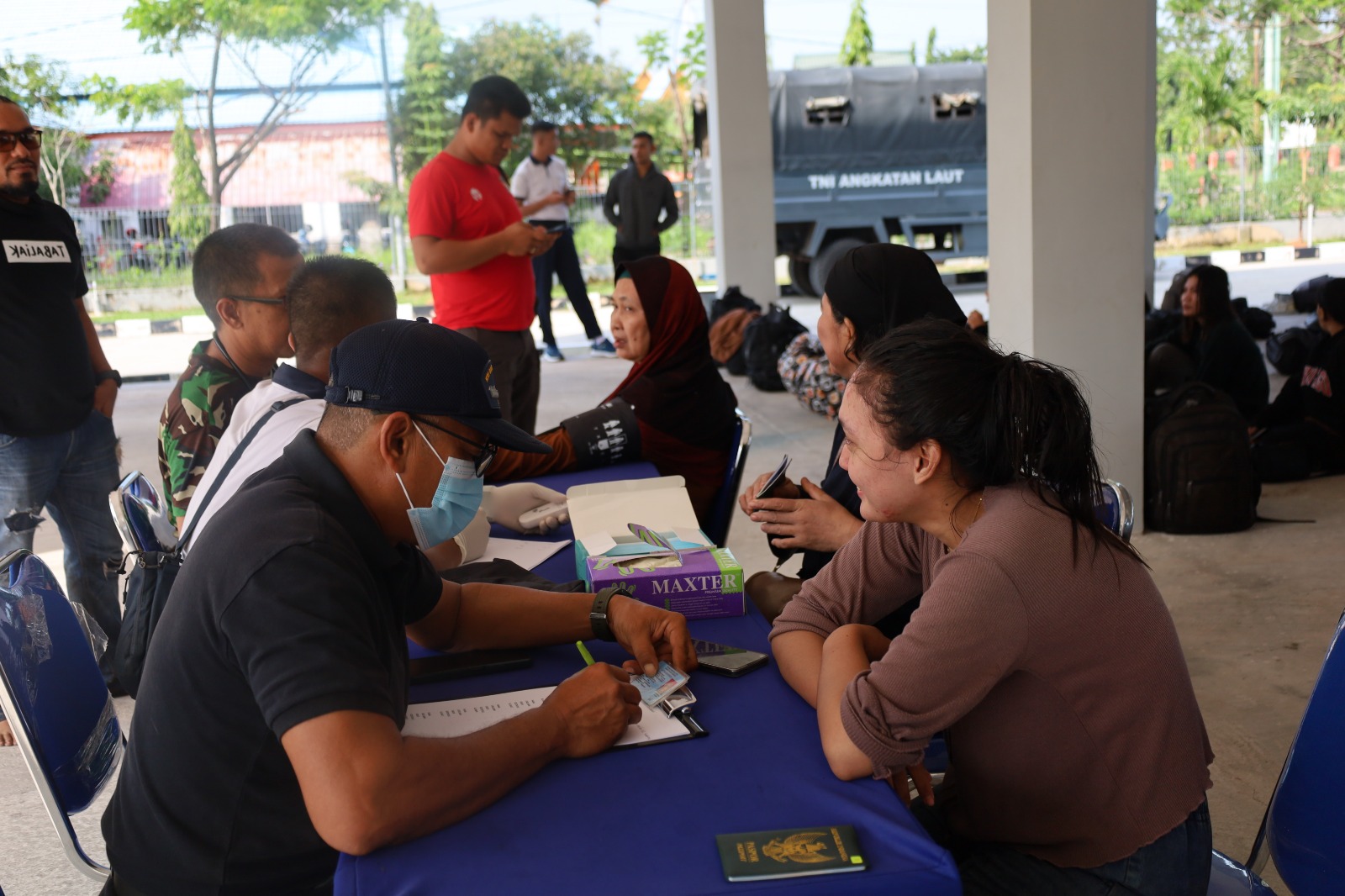 AMANKAN: TNI AL Belawan, Pangkalan Utama TNI AL I, (Lantamal I) melalui Tim Fleet One Quick Response (F1QR) Lanal Dumai kembali berhasil mengamankan sebanyak 42 orang (34 orang laki-laki dan 8 orang