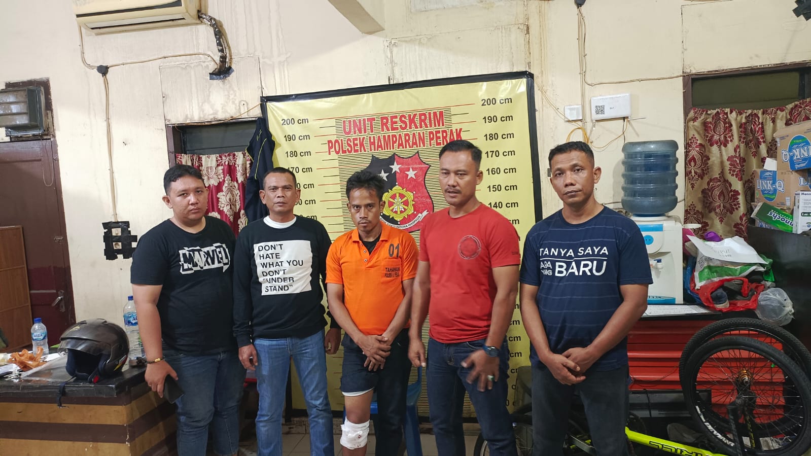 DIAMANKAN: Seorang pria yang kerap melakukan pencurian sepeda motor, dengan luka tembak pada kaki kanannya, diamankan di Mapolsek Hamparan Perak, Senin (24/6/2024) setelah diringkus.